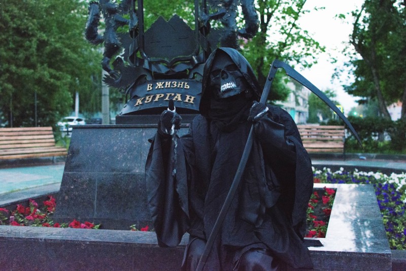 Фотография: Герой, которого мы заслужили: улицы Кургана патрулирует Человек-смерть №3 - BigPicture.ru