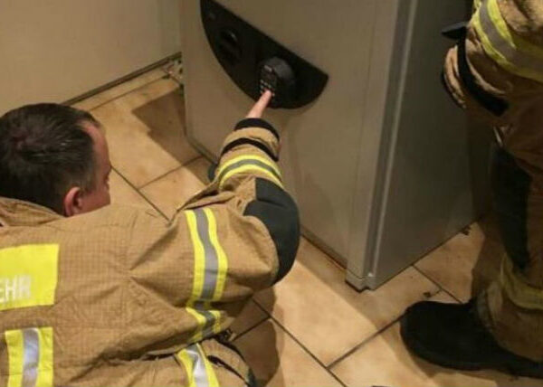Немецкий пожарный рассказал, как спас мальчика, запертого в сейфе, код от которого знал только покойный дед