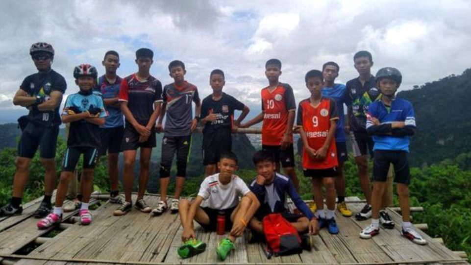 Фотография: В Таиланде нашли пропавших в затопленной пещере 12 мальчиков и тренера. Но их мучения не кончились №10 - BigPicture.ru