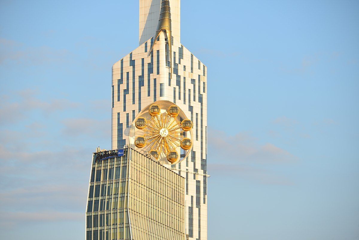 Фотография: Красиво и бессмысленно: первое в мире колесо обозрения на фасаде небоскреба в Батуми №5 - BigPicture.ru