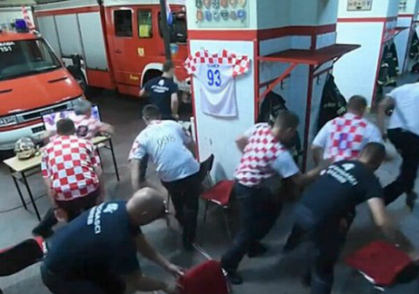 Долг зовет: хорватские пожарные бросились на вызов, не дожидаясь решающего гола в ворота сборной России