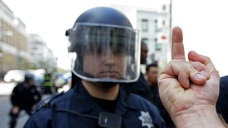 Фотография: Законом не запрещено: в США можно показывать полицейским средний палец, но лучше не надо №4 - BigPicture.ru