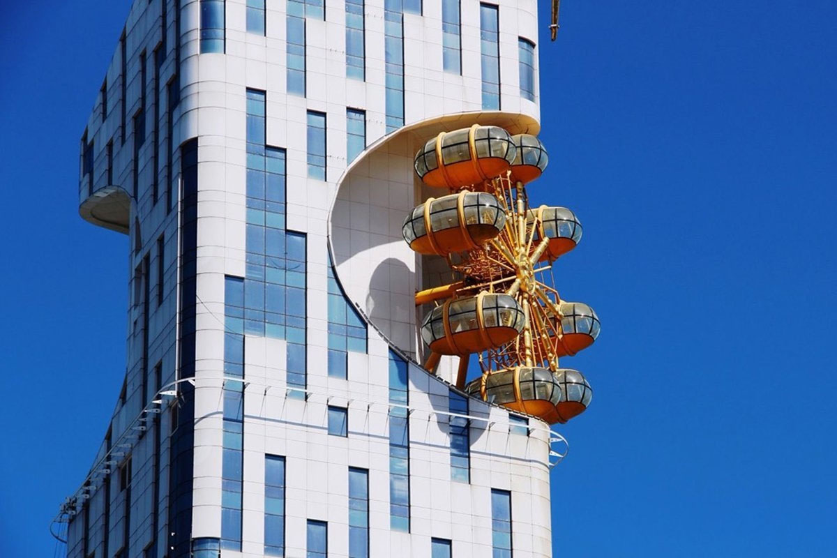 Фотография: Красиво и бессмысленно: первое в мире колесо обозрения на фасаде небоскреба в Батуми №4 - BigPicture.ru