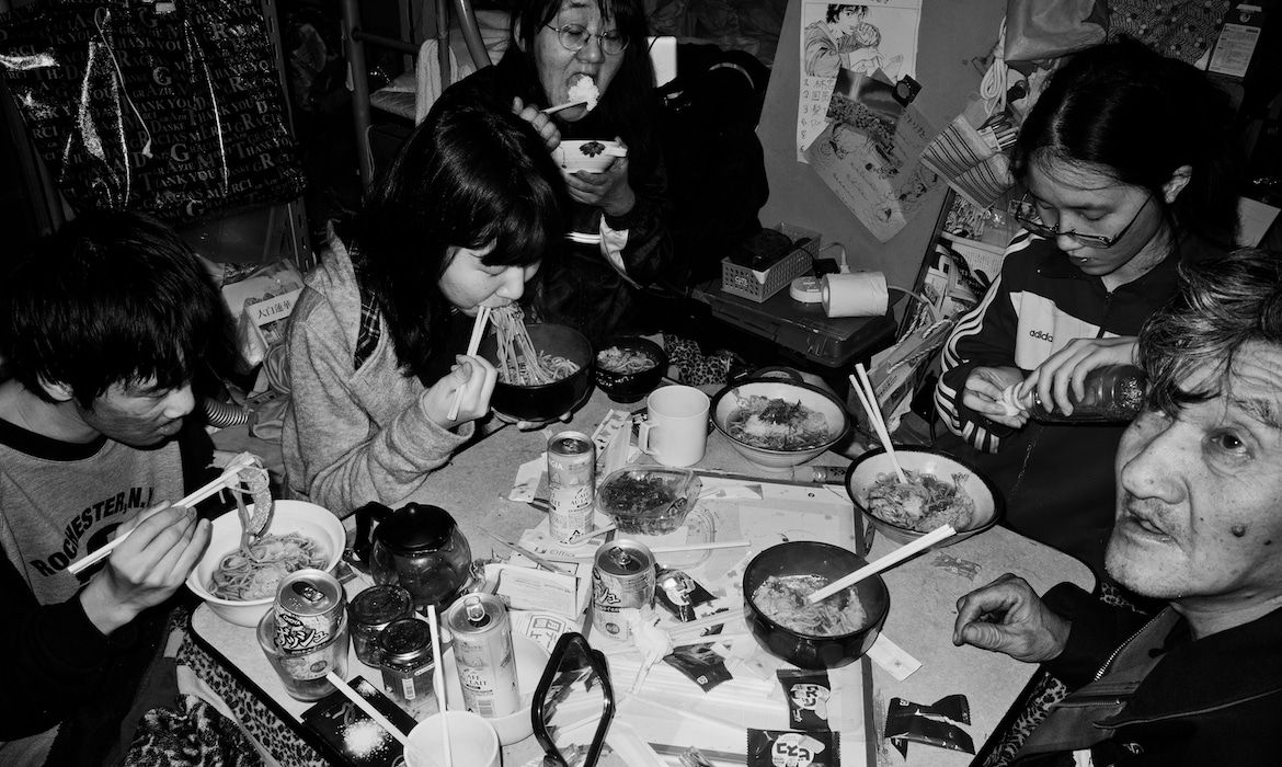 В тесноте, да в любви: фотограф снял жизнь своей многочисленной семьи в однокомнатной квартире семьи, Ямамото, фотограф, Масаки, проверяет, своей, фотографии, жизнь, Японскому, чувствуется, любовь, комфорт, находиться, будто, возможности, движениях, вместе, Обнажая, правду, выставляя