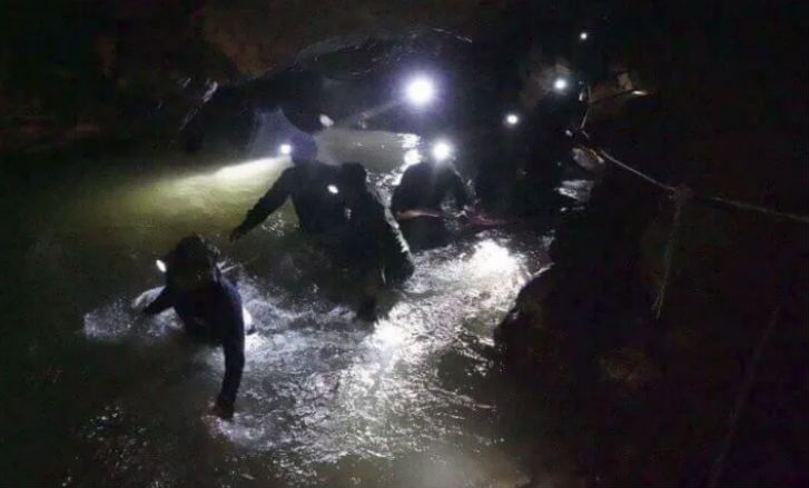 Фотография: В Таиланде нашли пропавших в затопленной пещере 12 мальчиков и тренера. Но их мучения не кончились №2 - BigPicture.ru