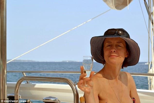 Фотография: У берегов Крита спасли российскую туристку, которая провела 21 час на надувном матрасе в открытом море №4 - BigPicture.ru