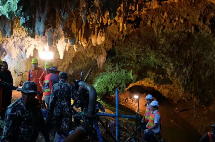 Фотография: В Таиланде нашли пропавших в затопленной пещере 12 мальчиков и тренера. Но их мучения не кончились №6 - BigPicture.ru