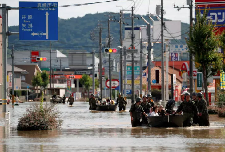 Фотография: В Японии погибло более 100 человек из-за ливней, которые не заканчиваются №5 - BigPicture.ru