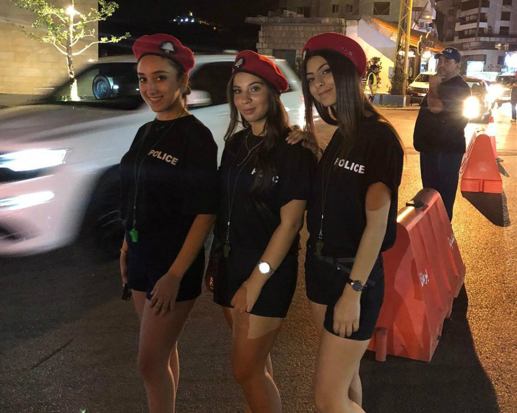 Фотография: Мэр ливанского города приказал женщинам-полицейским ходить в коротких шортах, чтобы привлечь туристов №5 - BigPicture.ru