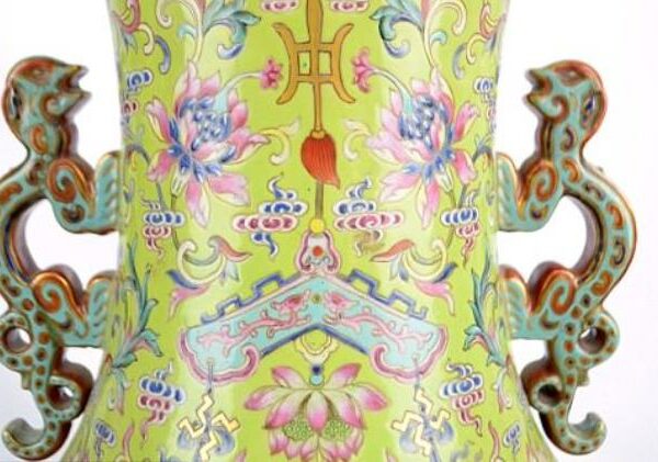 Старушка продала за 9 миллионов рублей вазу, которую использовала как подставку для зонтиков