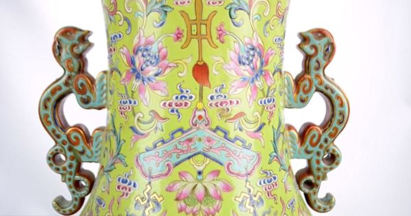 Фотография: Старушка продала за 9 миллионов рублей вазу, которую использовала как подставку для зонтиков №1 - BigPicture.ru