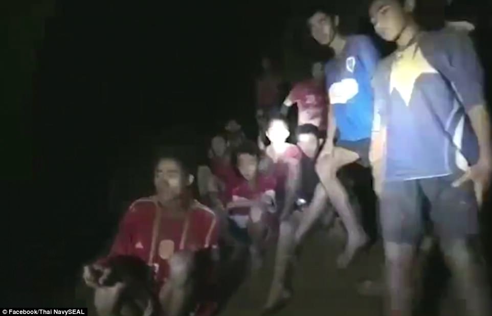 Фотография: В Таиланде нашли пропавших в затопленной пещере 12 мальчиков и тренера. Но их мучения не кончились №4 - BigPicture.ru