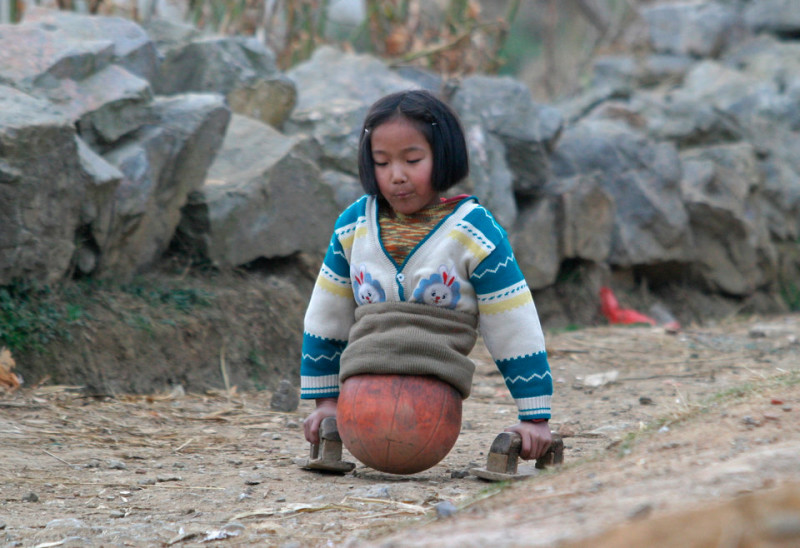 Фотография: Национальная героиня Китая: девочка с баскетбольным мячом вместо ног стала известной спортсменкой №3 - BigPicture.ru