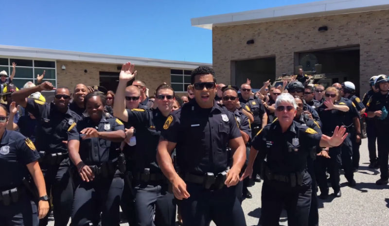 Американские полицейские станцевали в обеденный перерыв, и это видео сделало наш день