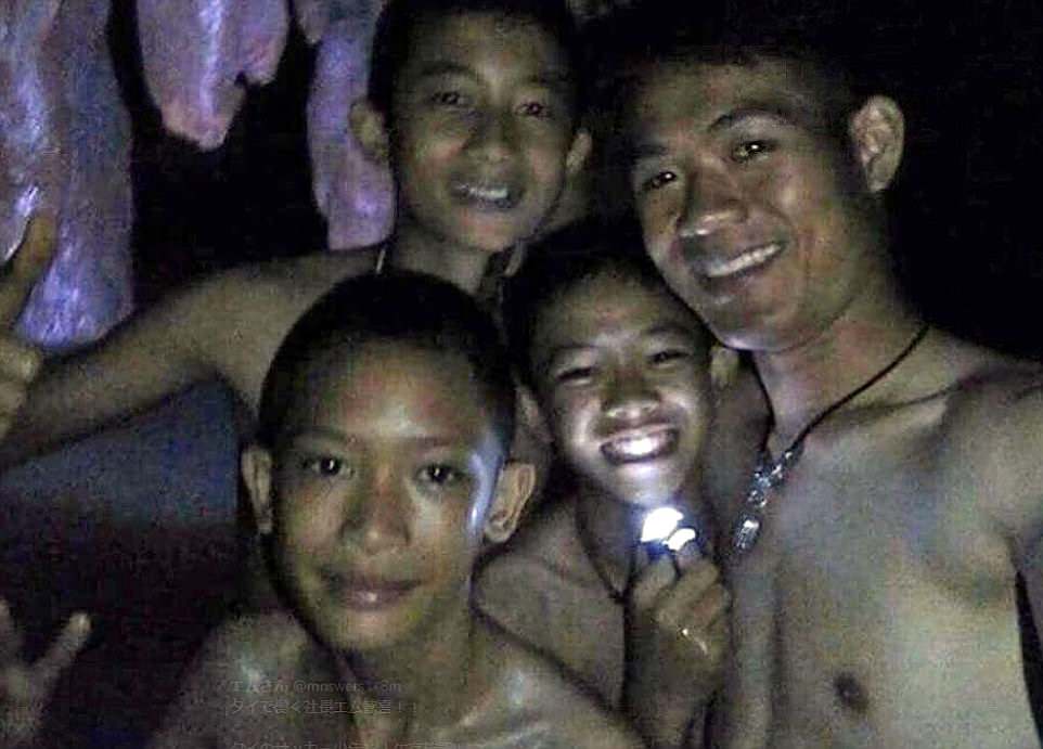 Фотография: В Таиланде нашли пропавших в затопленной пещере 12 мальчиков и тренера. Но их мучения не кончились №5 - BigPicture.ru