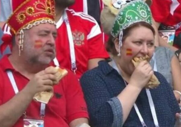 Кокошник, хот-дог и полная невозмутимость. Как за 3 секунды стать самым известным фанатом сборной России