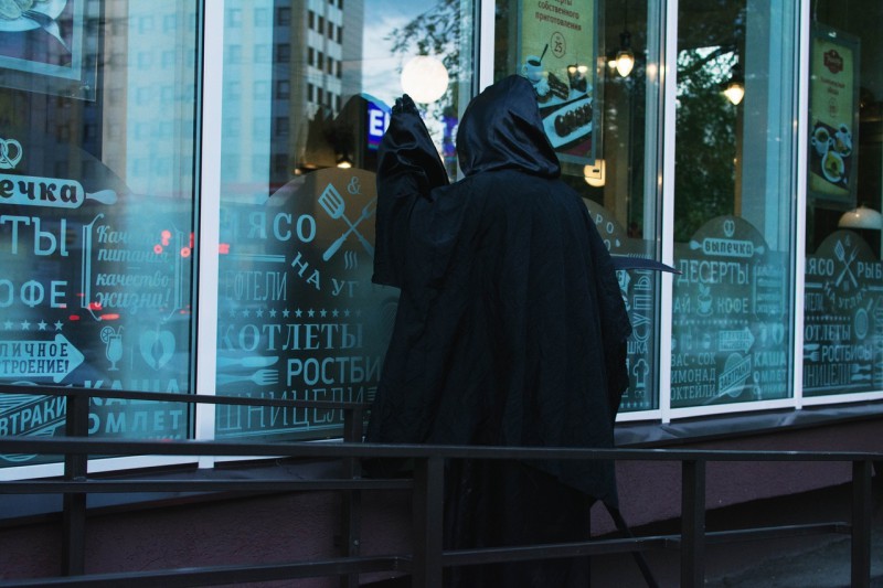 Фотография: Герой, которого мы заслужили: улицы Кургана патрулирует Человек-смерть №13 - BigPicture.ru