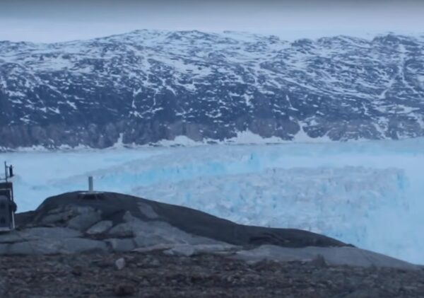 Кусок льда размером с Манхэттен: на видео попал раскол гигантского ледника в Гренландии