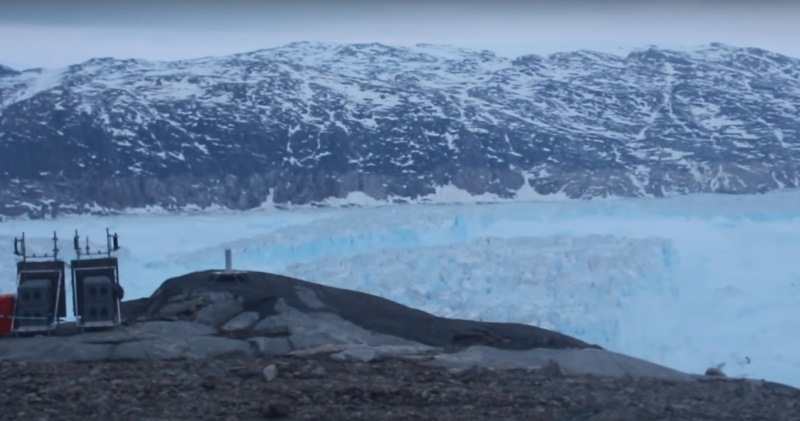 Фотография: Кусок льда размером с Манхэттен: на видео попал раскол гигантского ледника в Гренландии №1 - BigPicture.ru