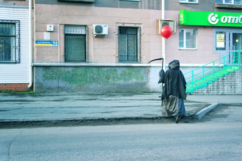 Фотография: Герой, которого мы заслужили: улицы Кургана патрулирует Человек-смерть №4 - BigPicture.ru