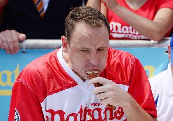 Американец напихал себе 74 сосиски за 10 минут: новый рекорд по поеданию хот-догов