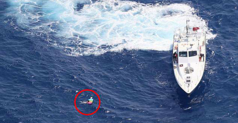 Фотография: У берегов Крита спасли российскую туристку, которая провела 21 час на надувном матрасе в открытом море №1 - BigPicture.ru