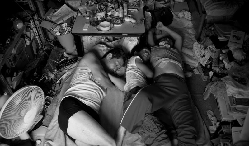 Фотография: В тесноте, да в любви: фотограф снял жизнь своей многочисленной семьи в однокомнатной квартире №1 - BigPicture.ru