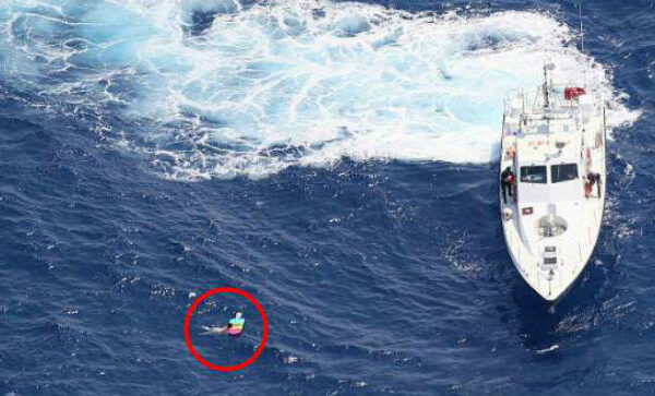 У берегов Крита спасли российскую туристку, которая провела 21 час на надувном матрасе в открытом море