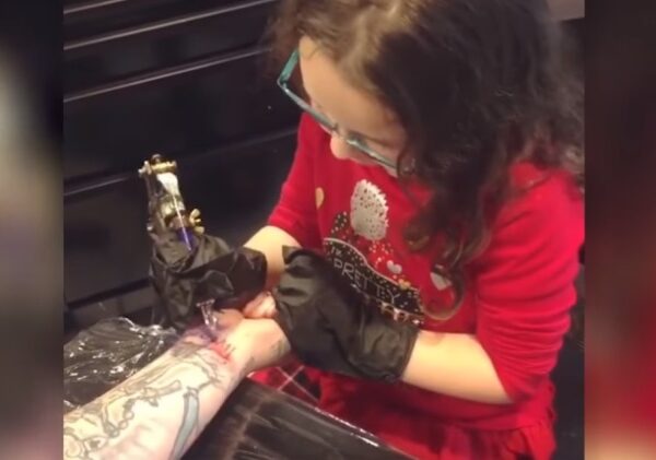 Музыкант разрешил шестилетней дочке набить себе тату — получилось коряво и круто