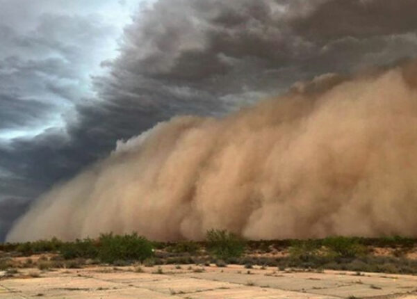 Апокалипсис из песка и пыли: фотограф заснял, как песчаная буря накрыла Аризону