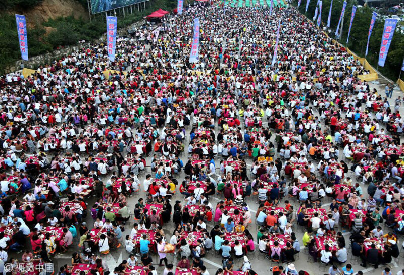 Фотография: Чудеса китайского фаст-фуда: как накормить 20 тысяч человек за пару часов №1 - BigPicture.ru