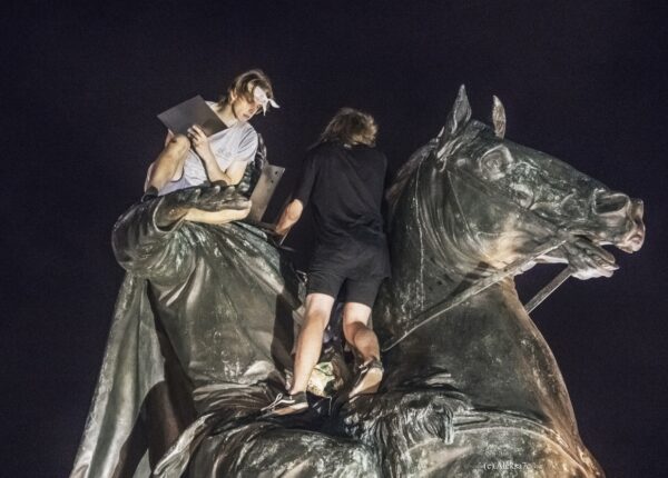 Пикник на Медном всаднике: в Петербурге вандалы подняли мангал на памятник