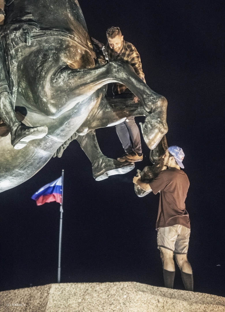 Фотография: Пикник на Медном всаднике: в Петербурге вандалы подняли мангал на памятник №6 - BigPicture.ru