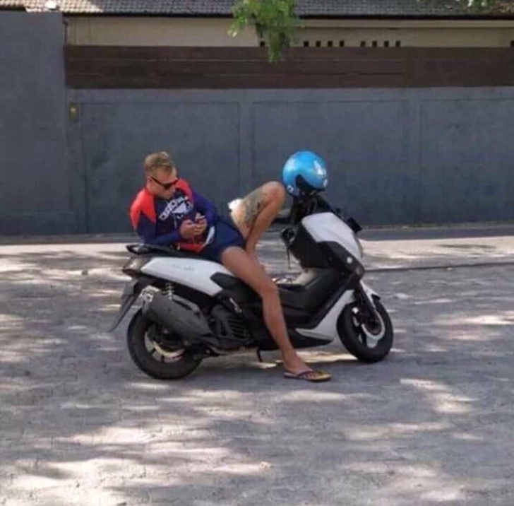 Фотография: Присмотрись еще раз — никакой девушки на мотоцикле нет! №1 - BigPicture.ru