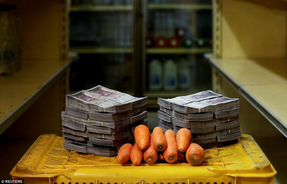 Фотография: Курица за мешок с деньгами: фото, иллюстрирующие цены на товары в Венесуэле №3 - BigPicture.ru