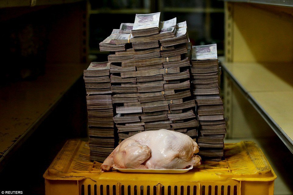 Фотография: Курица за мешок с деньгами: фото, иллюстрирующие цены на товары в Венесуэле №4 - BigPicture.ru
