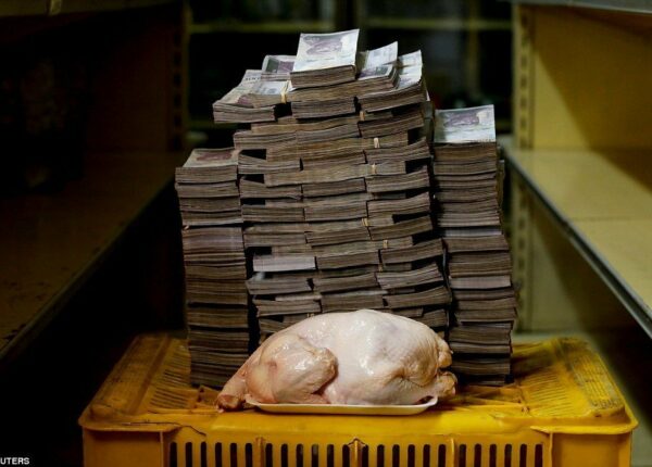 Курица за мешок с деньгами: фото, иллюстрирующие цены на товары в Венесуэле