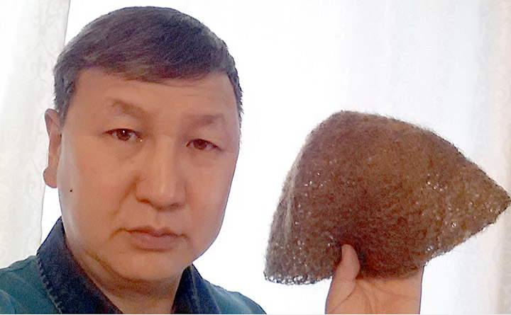 Фотография: Очень колется, зато с сертификатом: сибиряк продает уникальную шапку из шерсти мамонта №2 - BigPicture.ru