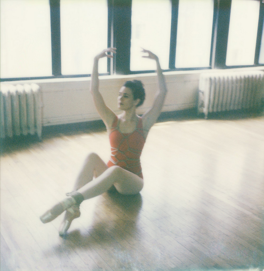 Фотография: Дерзкие, изящные, нежные: фотограф показала мир балерин №19 - BigPicture.ru