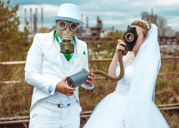 Суровое торжество: пара из Челябинска устроила свадебный фотосет в противогазах