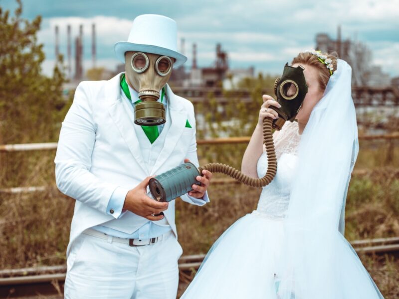 Фотография: Суровое торжество: пара из Челябинска устроила свадебный фотосет в противогазах №2 - BigPicture.ru