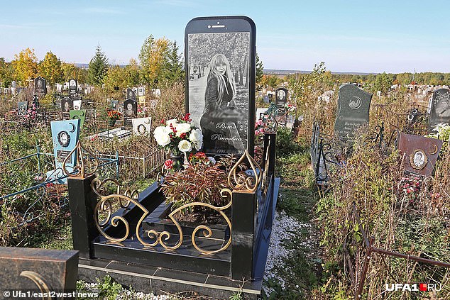 Фотография: Почему на могилу 26-летней Риты из Уфы установили надгробие в виде iPhone 6 №2 - BigPicture.ru