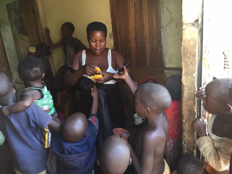 Фотография: Гений плодовитости из Уганды: мать-одиночка сама растит своих 38 детей №3 - BigPicture.ru