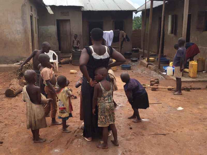 Фотография: Гений плодовитости из Уганды: мать-одиночка сама растит своих 38 детей №4 - BigPicture.ru