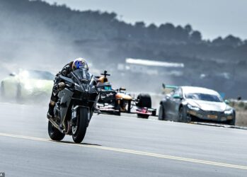 Невероятная гонка! Суперкар, спортивный мотоцикл, болид F1, частный самолет и истребитель сошлись в противостоянии