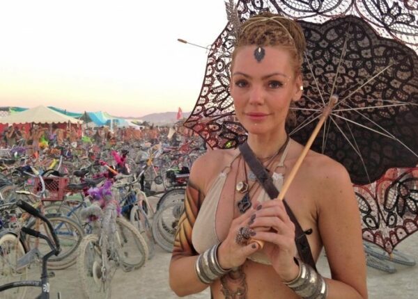 30 фото горячих девушек с фестиваля света и огня «Burning Man 2018»