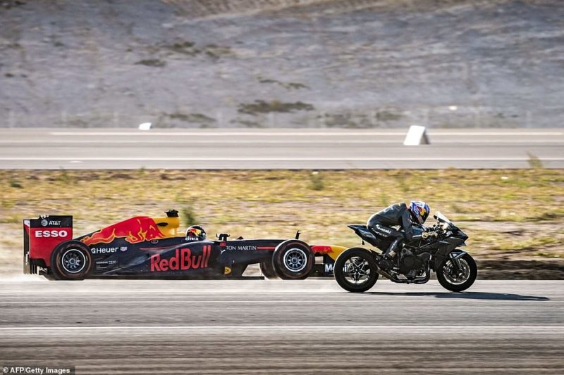 Фотография: Невероятная гонка! Суперкар, спортивный мотоцикл, болид F1, частный самолет и истребитель сошлись в противостоянии №3 - BigPicture.ru