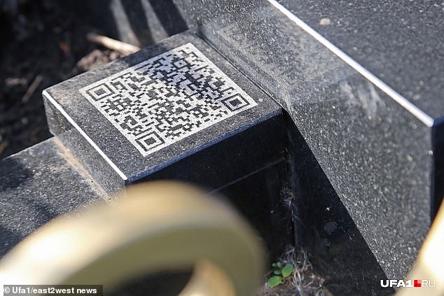 Фотография: Почему на могилу 26-летней Риты из Уфы установили надгробие в виде iPhone 6 №8 - BigPicture.ru