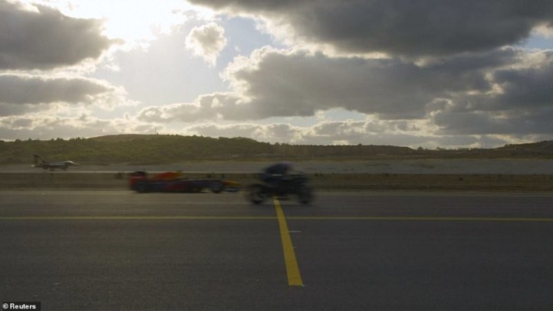 Фотография: Невероятная гонка! Суперкар, спортивный мотоцикл, болид F1, частный самолет и истребитель сошлись в противостоянии №2 - BigPicture.ru