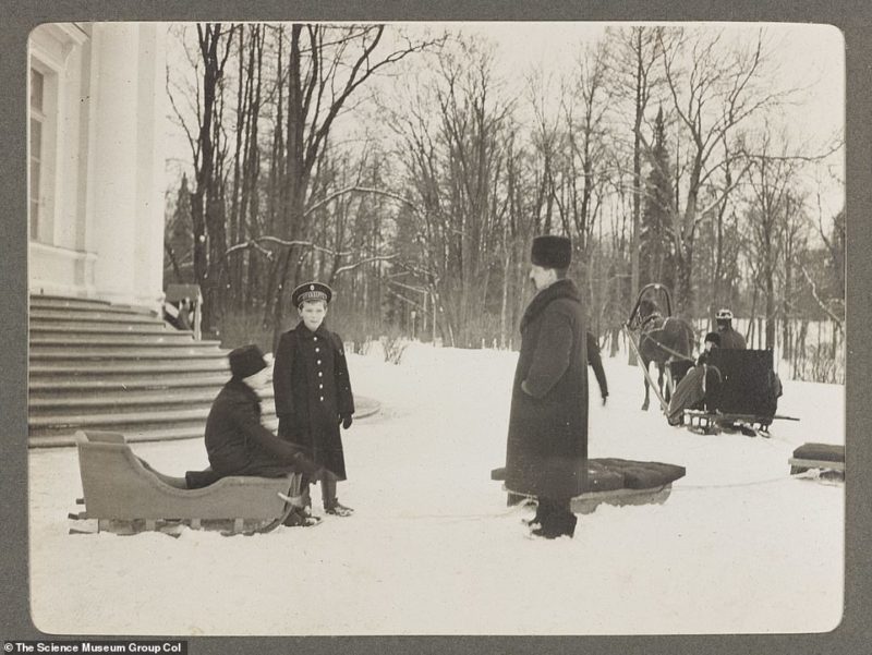 Личные фотографии царской семьи Романовых впервые представили в Екатеринбурге